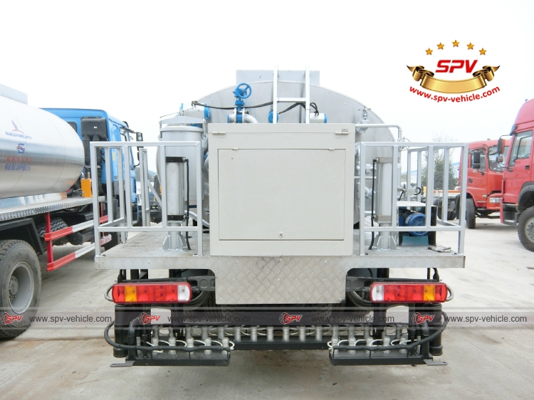 Back view of Asphalt Distributor Vehicle Sinotruk